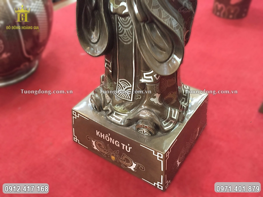 Phần chân đế được đúc chắc chắn, vững chãi